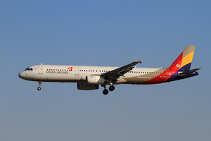 date：2010-02-03;
location：Beijing Capital Intl Airport - ZBAA;
airline：Asiana Airlines - AAR;
registration：HL7729;
aircraft：A321-200