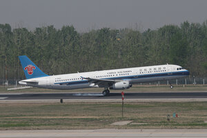 date：2010-05-01;
location：Beijing Capital Intl Airport - ZBAA;
airline：China Southern Airlines - CSN;
registration：B-6552;
aircraft：A321-200