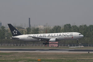date：2010-05-01;
location：Beijing Capital Intl Airport - ZBAA;
airline：Shanghai Airlines - CSH;
registration：B-2570;
aircraft：B767-300;
remark：Star Alliance Livery