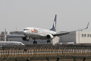date：2012-04-08;
location：Beijing Capital Intl Airport - ZBAA;
airline：Shandong Airlines - CDG;
registration：B-5490;
aircraft：B737-800