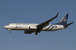 date：2012-04-08;
location：Beijing Capital Intl Airport - ZBAA;
airline：China Southern Airlines - CSN;
registration：B-5640;
aircraft：B737-800;
remark：Skyteam Livery