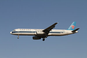 date：2012-04-08;
location：Beijing Capital Intl Airport - ZBAA;
airline：China Southern Airlines - CSN;
registration：B-6318;
aircraft：A321-200