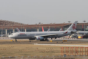 date：2012-04-08;
location：Beijing Capital Intl Airport - ZBAA;
airline：Dragonair - HDA;
registration：B-HYI;
aircraft：A330-300