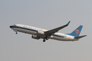 date：2012-10-20;
location：Beijing Capital Intl Airport - ZBAA;
airline：China Southern Airlines - CSN;
registration：B-5598;
aircraft：B737-800