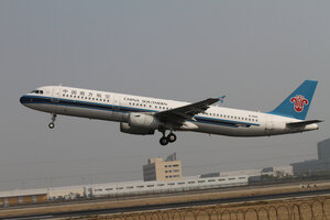 date：2012-10-20;
location：Beijing Capital Intl Airport - ZBAA;
airline：China Southern Airlines - CSN;
registration：B-6581;
aircraft：A321-200