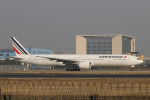 date：2012-10-20;
location：Beijing Capital Intl Airport - ZBAA;
airline：Air France - AFR;
registration：F-GSQL;
aircraft：B777-300ER