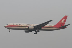 date：2012-10-20;
location：Beijing Capital Intl Airport - ZBAA;
airline：Shanghai Airlines - CSH;
registration：B-2570;
aircraft：B767-300