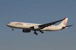 date：2013-01-03;
location：Beijing Capital Intl Airport - ZBAA;
airline：Dragonair - HDA;
registration：B-HYI;
aircraft：A330-300