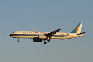 date：2013-01-03;
location：Beijing Capital Intl Airport - ZBAA;
airline：China Southern Airlines - CSN;
registration：B-6270;
aircraft：A321-200