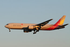 date：2013-01-03;
location：Beijing Capital Intl Airport - ZBAA;
airline：Asiana Airlines - AAR;
registration：HL7515;
aircraft：B767-300