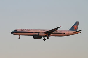 date：2013-01-03;
location：Beijing Capital Intl Airport - ZBAA;
airline：China Southern Airlines - CSN;
registration：B-6628;
aircraft：A321-200