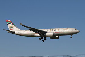 date：2015-09-12;
location：Beijing Capital Intl Airport - ZBAA;
airline：Etihad Airways - ETD;
registration：A6-EYP;
aircraft：A330-200;
remark：2015 Formula1 Abu Dhabi Grand Prix Livery