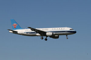 date：2015-09-12;
location：Beijing Capital Intl Airport - ZBAA;
airline：China Southern Airlines - CSN;
registration：B-6776;
aircraft：A320-200