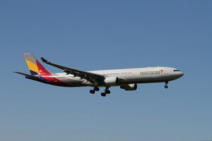 date：2015-09-12;
location：Beijing Capital Intl Airport - ZBAA;
airline：Asiana Airlines - AAR;
registration：HL7754;
aircraft：A330-300