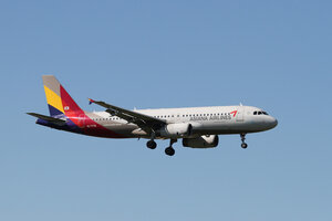 date：2015-09-12;
location：Beijing Capital Intl Airport - ZBAA;
airline：Asiana Airlines - AAR;
registration：HL7776;
aircraft：A320-200