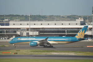 date：2026-05-11;
location：Tokyo Haneda Intl Airport - RJTT;
airline：Vietnam Airlines - HVN;
registration：VN-A892;
aircraft：A350-900