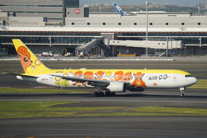 date：2026-05-11;
location：Tokyo Haneda Intl Airport - RJTT;
airline：Air Do - ADO;
registration：JA607A;
aircraft：B767-300ER;
remark：Pokemon Vulpix Livery