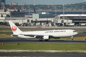 date：2026-05-11;
location：Tokyo Haneda Intl Airport - RJTT;
airline：Japan Airlines - JAL;
registration：JA655J;
aircraft：B767-300ER