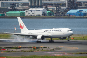 date：2026-05-12;
location：Tokyo Haneda Intl Airport - RJTT;
airline：Japan Airlines - JAL;
registration：JA657J;
aircraft：B767-300ER