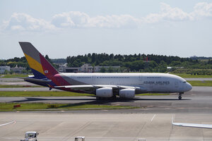 date：2026-05-13;
location：Tokyo Narita Intl Airport - RJAA;
airline：Asiana Airlines - AAR;
registration：HL7634;
aircraft：A380-800