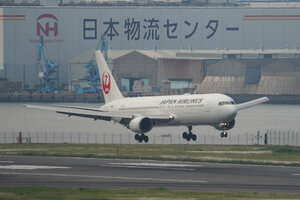 date：2026-05-14;
location：Tokyo Haneda Intl Airport - RJTT;
airline：Japan Airlines - JAL;
registration：JA656J;
aircraft：B767-300ER