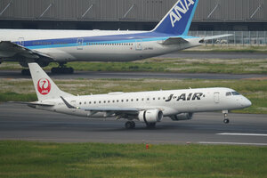 date：2026-05-14;
location：Tokyo Haneda Intl Airport - RJTT;
airline：J-Air - JLJ;
registration：JA214J;
aircraft：ERJ-190-100STD