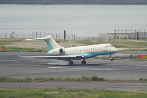date：2026-05-14;
location：Tokyo Haneda Intl Airport - RJTT;
airline：Korean Air - KAL;
registration：HL8230;
aircraft：Bombardier BD-700-1A10 Global Express