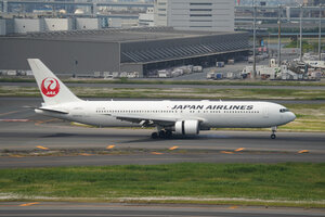date：2026-05-14;
location：Tokyo Haneda Intl Airport - RJTT;
airline：Japan Airlines - JAL;
registration：JA611J;
aircraft：B767-300ER