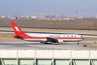 date：2010-02-03location：Beijing Capital Intl Airport - ZBAAairline：Shanghai Airlines - CSHregistration：B-5018aircraft：B767-300ER