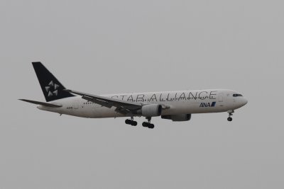 date：2010-02-10location：Beijing Capital Intl Airport - ZBAAairline：All Nippon Airways - ANAregistration：JA614Aaircraft：B767-300ERremark：Star Alliance Livery