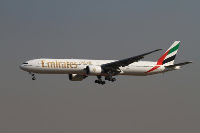 date：2010-02-19location：Beijing Capital Intl Airport - ZBAAairline：Emirates - UAEregistration：A6-ECCaircraft：B777-300ER