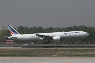 date：2010-05-01location：Beijing Capital Intl Airport - ZBAAairline：Air France - AFRregistration：F-GSQEaircraft：B777-300ER