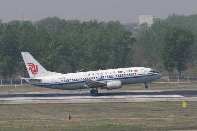 date：2010-05-01location：Beijing Capital Intl Airport - ZBAAairline：Air China - CCAregistration：B-2950aircraft：B737-300