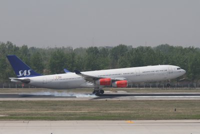 date：2010-05-01location：Beijing Capital Intl Airport - ZBAAairline：Scandinavian Airlines System - SASregistration：LN-RKGaircraft：A340-300