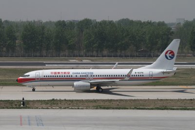date：2010-05-01location：Beijing Capital Intl Airport - ZBAAairline：China Eastern Airlines - CESregistration：B-5376aircraft：B737-800