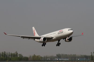 date：2010-05-01location：Beijing Capital Intl Airport - ZBAAairline：Dragonair - HDAregistration：B-HYIaircraft：A330-300