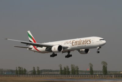date：2010-05-01location：Beijing Capital Intl Airport - ZBAAairline：Emirates - UAEregistration：A6-ECGaircraft：B777-300ER