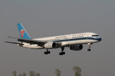 date：2010-05-01location：Beijing Capital Intl Airport - ZBAAairline：China Southern Airlines - CSNregistration：B-2813aircraft：B757-200
